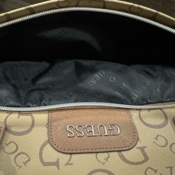 Guess travel bag lot - Picture 6 of 10